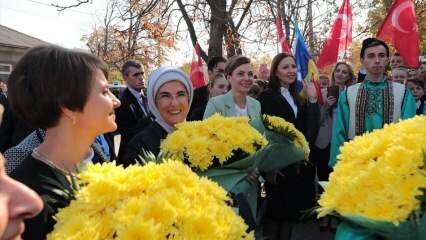 Velkommen til Emine Erdoğan med blomster
