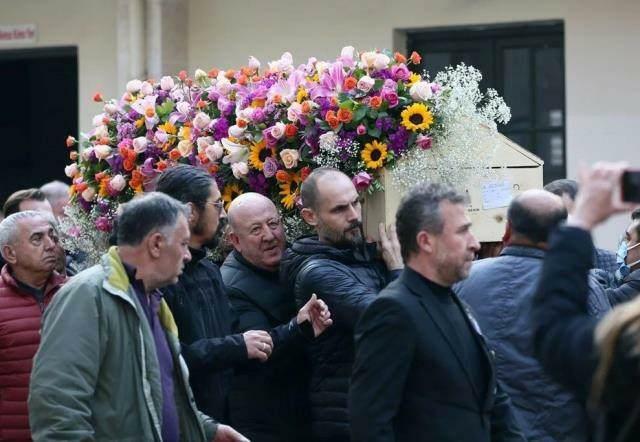 Şükrü Gençoğlus kiste var dekoreret med blomster