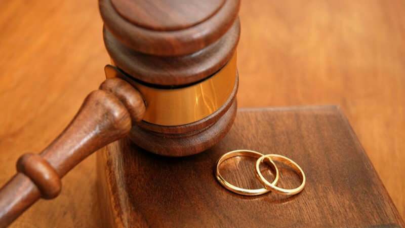 Overraskende afgørelse fra Højesteret! At spytte på svigermødes ansigt forårsager skilsmisse