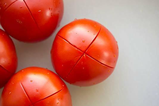 Teknikken til at skrælle tomater