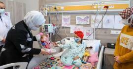 Emine Erdogan besøgte børn med kræft! 