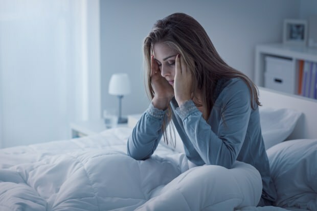 En person med utilstrækkelig søvnløshed forårsager også alvorlig hovedpine.