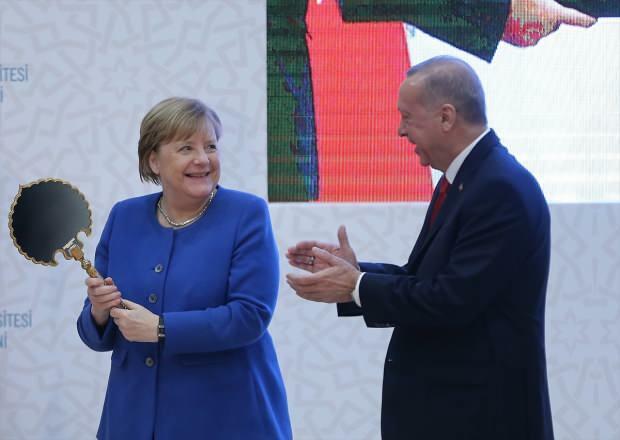 det øjeblik, da Angela Merkel modtog en gave fra præsident Erdogan 