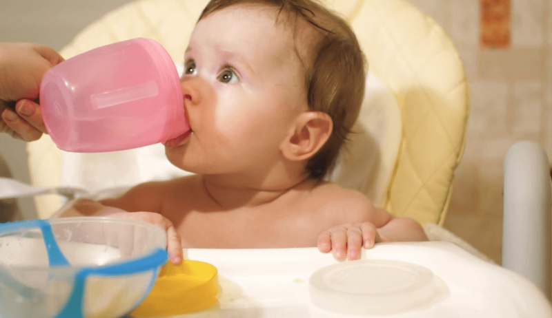Hvor meget vand skal der gives til babyer?