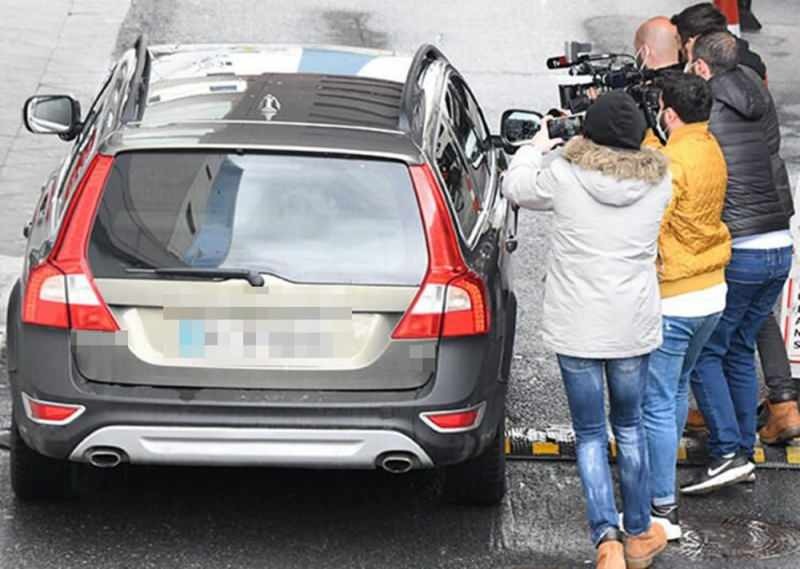 Kenan imirzalıoğlu, der satte sig ind i sin bil, gik væk derfra.