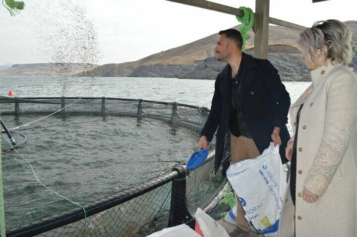 Kürşat Kılıç forlod bankvirksomheden og blev fiskeproducent med sin kone!