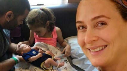 Den nye mor Ceyda Düvenci viste sin søns ansigt