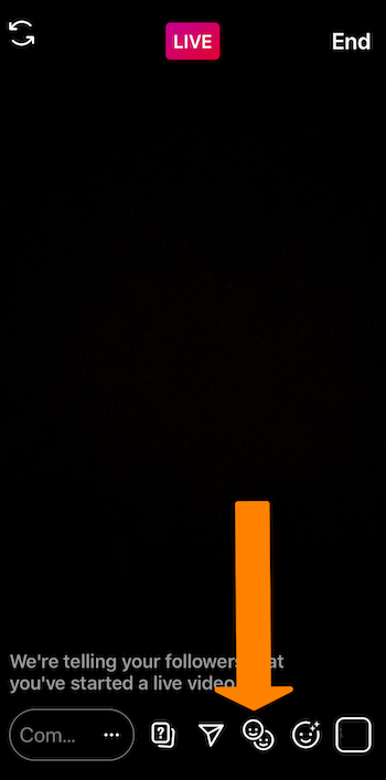 skærmbillede af en Instagram Live-udsendelse med en orange pil, der peger på smiley-ikonet nederst på skærmen