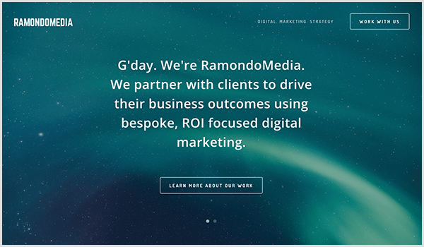 RamandoMedia-webstedet har en mørkeblå baggrund med stjerner og striber af lys. Over billedet vises hvid tekst og en knap. Teksten siger G'day. Vi er RamondoMedia. Vi samarbejder med kunder for at skabe deres forretningsresultater ved hjælp af skræddersyet, ROI-fokuseret digital markedsføring. Knappeteksten siger Lær mere om vores arbejde. 