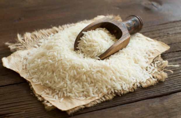 Bør ris opbevares i vand? Er ris kogt uden at holde ris i vand?