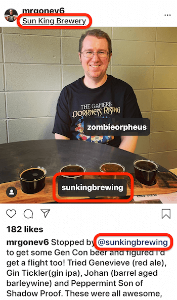 instagram-indlæg, der viser et multi-tagget indlæg med et placeringstag, en @ omtale i postteksten og et tag på billedindlægget