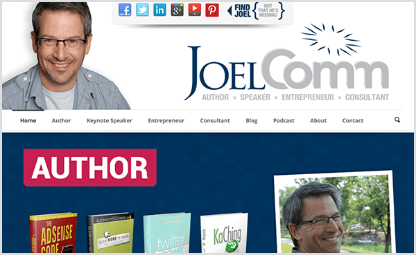 Joel Comms hjemmeside viser et foto af Joel, der smiler og iført en afslappet, lyseblå knapskjorte og en lysegrå t-shirt under den. Navigationen inkluderer muligheder for hjemmet, forfatter, hovedtaler, iværksætter, konsulent, blog, podcast, om og kontakt. Skydebilledet under navigationen fremhæver de bøger, han har skrevet.