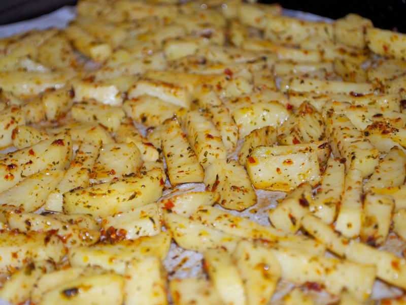 Hvordan laver man krydrede kartofler i ovnen? Den nemmeste bagt krydret kartoffelopskrift