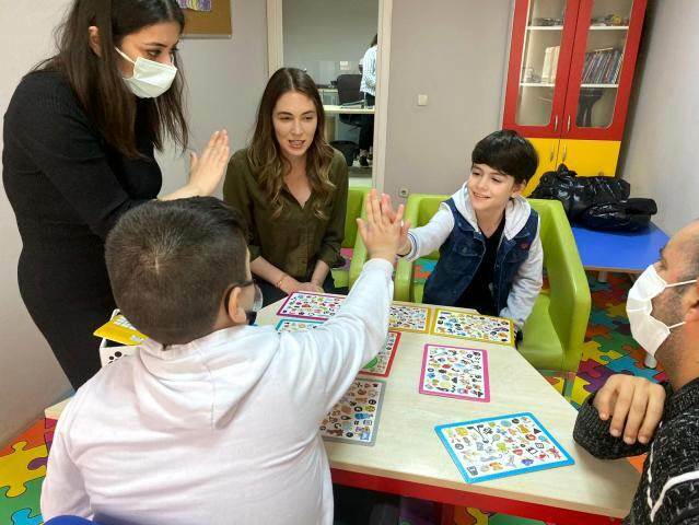 Meningsfuldt besøg fra Mustafa Konak, søn af Burcu Biricik, med autisme i tv-serien 'Fatma'