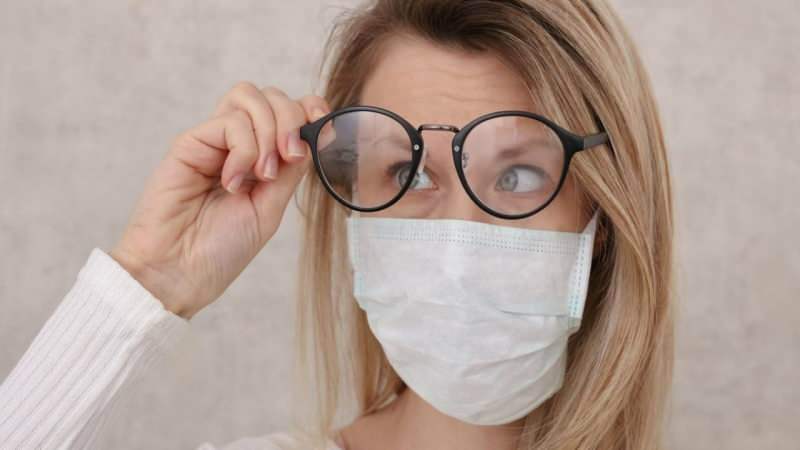 Hvordan forhindres beskyttelsesbriller i at dampe, mens man bærer en maske?