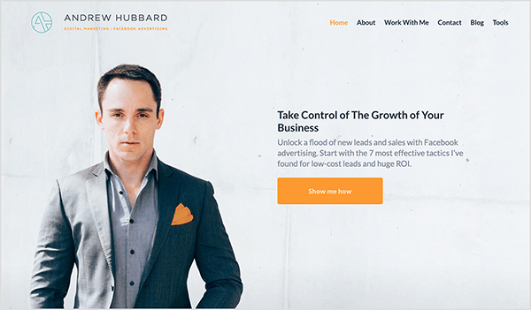 Andrew Hubbards hjemmeside viser andrew i en grå dragt med en orange lommefyrkant. Teksten Tag kontrol over væksten i din virksomhed vises med fed grå bogstaver. En orange knap siger Vis mig hvordan.