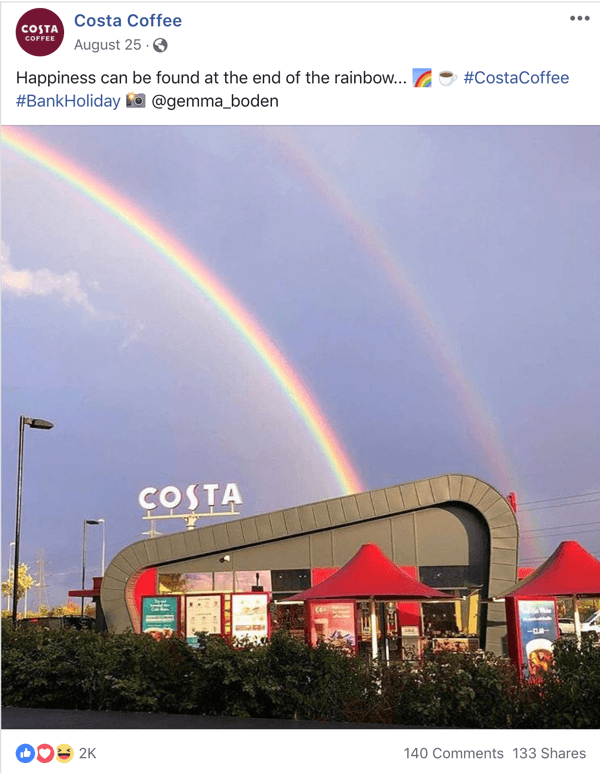 Eksempel på Facebook-indlæg, der deler UGC fra Costa Coffee.
