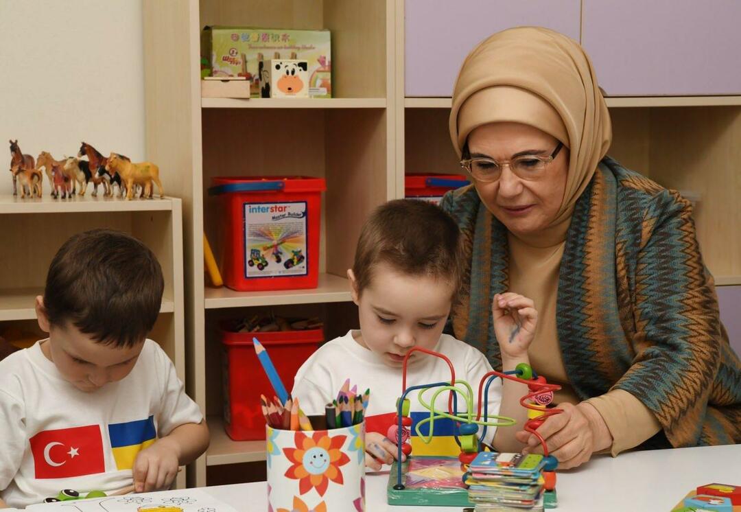 Emine Erdogan legede med ukrainske børn