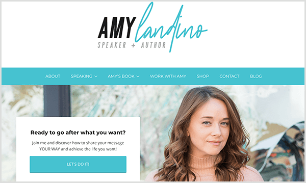 Amy Landinos hjemmeside afspejler hendes nye personlige brand. Webstedet har turkis accentfarver. Overskriften siger Amy Landino højttaler og forfatter. Et billede af Amy vises under navigationslinjen med en boks, der siger Klar til at gå efter, hvad du vil have? En blå knap siger Lad os gøre det.