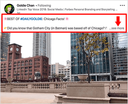 Dette er et screenshot af en LinkedIn-video af Goldie Chan. Røde billedforklaringer i billedet fremhæver, hvordan tekst vises over videoindlæg i LinkedIn-nyhedsfeed. Over videoen vises to tekstlinjer efterfulgt af tre prikker og et "se mere" -link. Teksten siger “BEST OF #DAILYGOLDIE: Chicago Facts! Vidste du, at Gotham City (i Batman) var baseret i Chicago.. . ”Videobilledet viser bygninger i centrum af Chicago langs Chicago-floden.