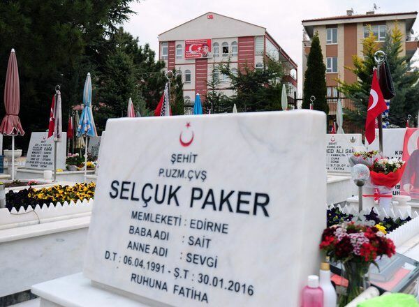 Martyr Selcuk Pakers mor flyttede over fra sin søns grav!