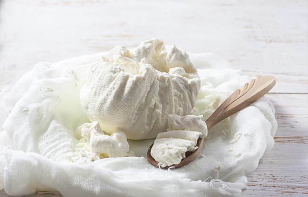 Sådan bruges osteklæde, når du fremstiller ost og anstrengt yoghurt