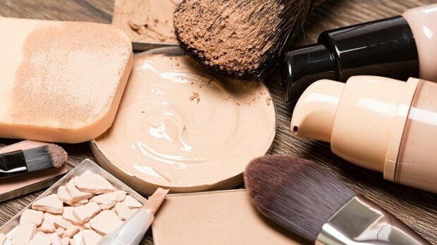 Hvordan kommer makeuppletter på tøj ud?