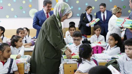 First Lady Erdoğan uddelte notesbøger til studerende!