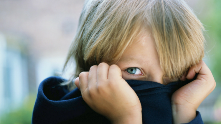 Hvordan behandles genert børn?