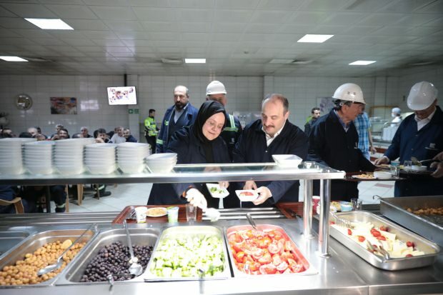 Minister Zehra Zümrüt Selçuk og Mustafa Varank stod op til sahur-middagen.