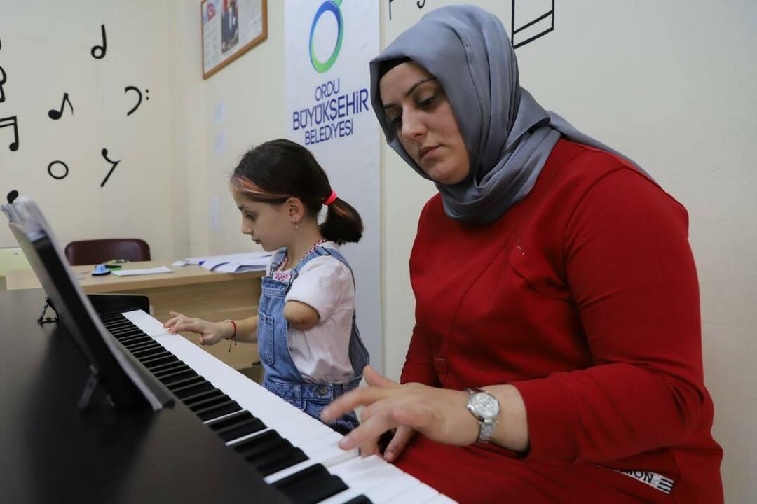 Zeynep lærer at spille klaver sammen med sin mor