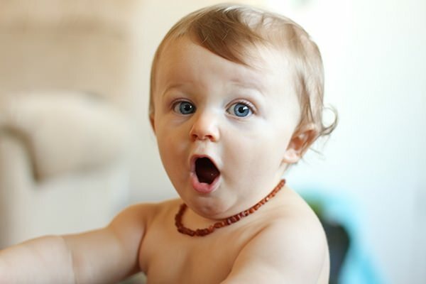 hvordan man bruger rav halskæde til babyer