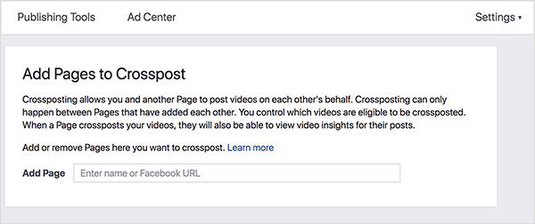 Dette er et skærmbillede af indstillingsskærmen for Facebook Crossposting. I en hvid bjælke øverst længst til venstre er indstillingerne Publishing Tools og Ad Center. Yderst til højre er indstillingen efterfulgt af en trekant, der peger nedad. Hovedskærmen har en lysegrå baggrund og en hvid kasse. Inde i den hvide kasse er instruktioner til opsætning af krydsindlæg. Overskriften siger "Føj sider til tværpost." Under overskriften er følgende instruktioner: “Crossposting giver dig og en anden side mulighed for at sende videoer på hinandens vegne. Crossposting kan kun ske mellem sider, der har tilføjet hinanden. Du styrer, hvilke videoer der er kvalificerede til at blive krydset. Når en side krydser dine videoer, kan de også se videoindsigt for deres indlæg. Tilføj eller fjern sider, du vil krydse post. Lær mere." Under denne instruktion er der et tekstfelt mærket Tilføj side. Inde i tekstfeltet bliver brugerne bedt om at "Indtast navn eller Facebook URL." Stephanie Liu siger, at tværpostering er en måde at sprede verden og øge engagementet med din livevideo.