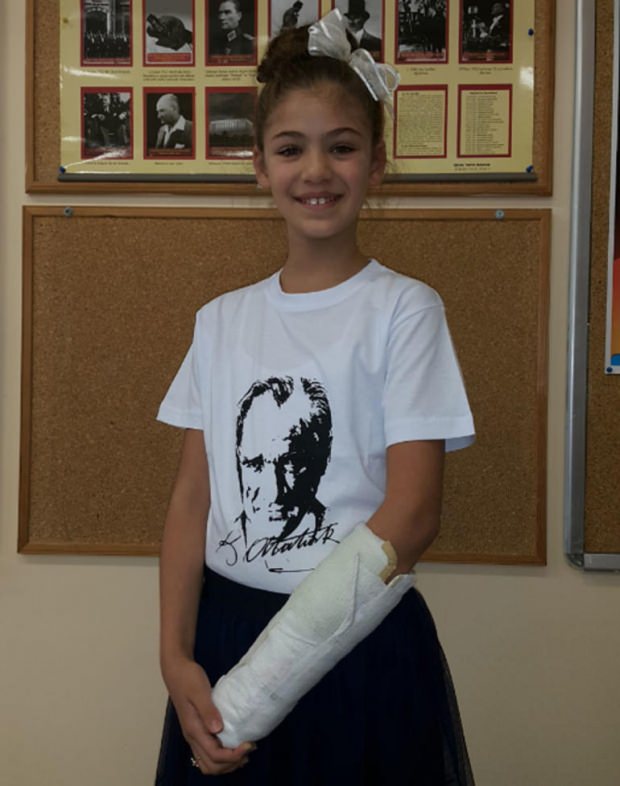 Isabella Damla Güven's arm blev brudt, men hun forlod ikke sættet