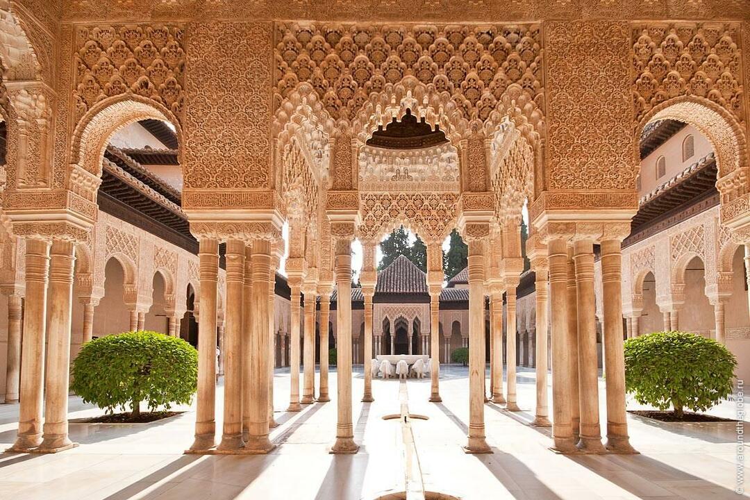 Alhambra Palace gårdhave