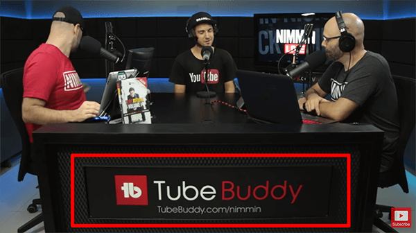 Dette er et screenshot fra en livestream af Nimmin Live med Nick Nimmin. Skrivebordet i livestreamingstudiet viser, at TubeBuddy sponsorerer showet.