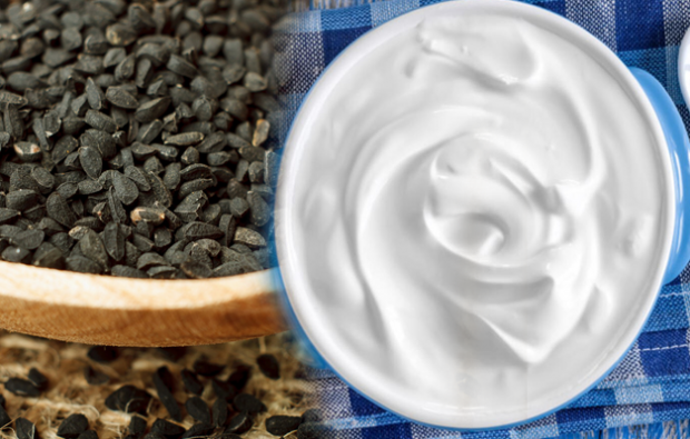 Hvordan man laver en blanding af sort spisskummen og yoghurt