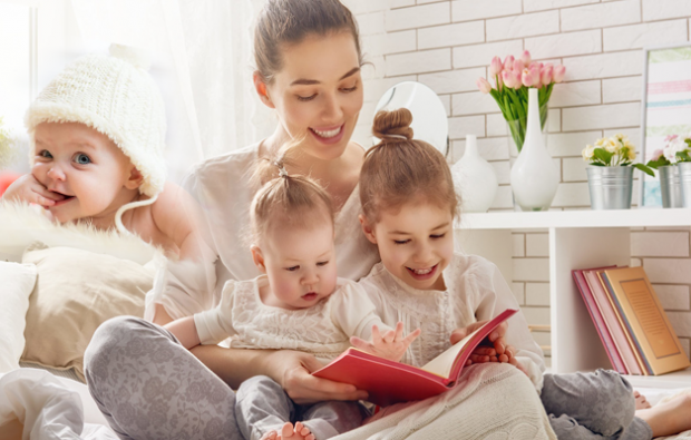 Fordelene ved at læse en bog for babyer