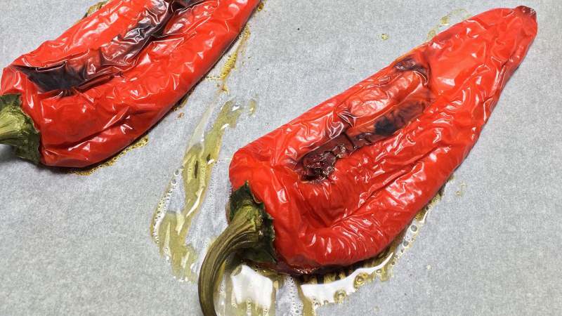 Hvordan skræller man let ristede peberfrugter?