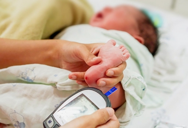 Hvordan udføres en hælblodtest hos spædbørn?