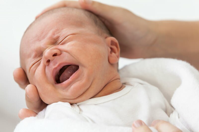 Er det skadeligt at ryste babyer op?