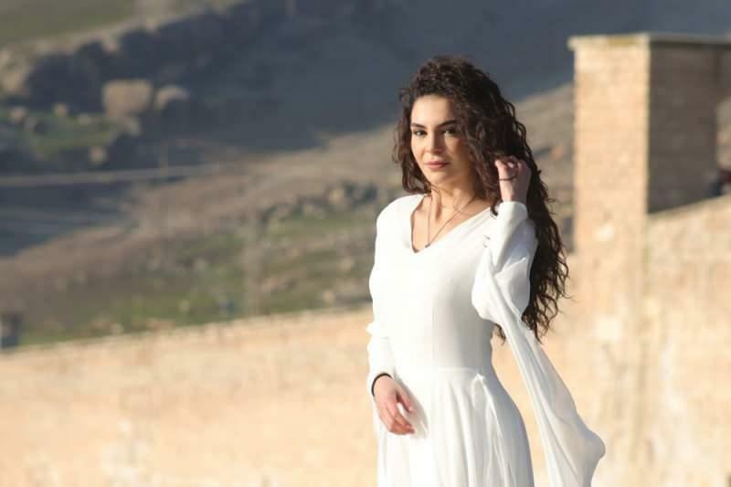 Skuespillerinden Ebru Şahin er i træning til sin nye serie Destan!