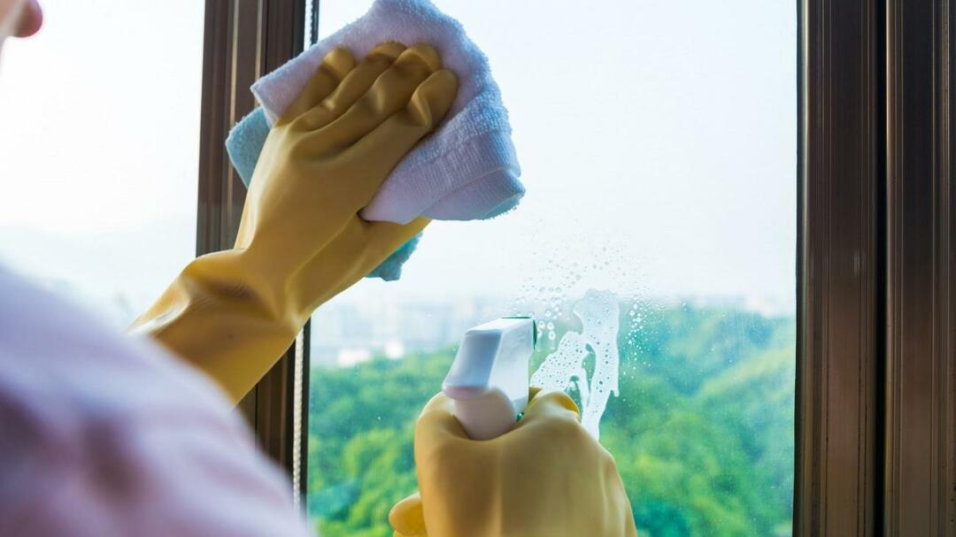 Hvordan renses vinduer? En blanding, der ikke efterlader pletter ved aftørring af glasset! For at forhindre vinduerne i at holde på regnvand