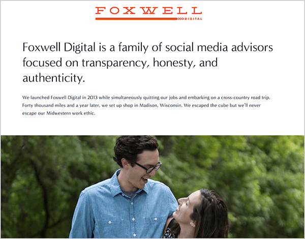 Andrew Foxwell driver Foxwell Digital med sin kone. På deres webside vises Foxwell Digital-logoet øverst efterfulgt af teksten, ”Foxwell Digital er en familie af sociale medierådgivere, der er fokuseret om gennemsigtighed, ærlighed og ægthed. ” Under denne tekst er et foto af Andrew og hans kone, der ser på hinanden foran grønne, grønne træer.