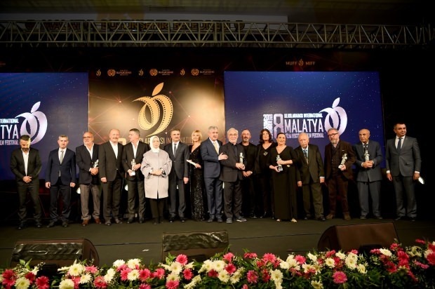 Şener Şen modtog 'Honor Award' fra Cem Yılmaz 'hånd