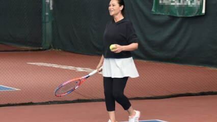 Hülya Avşar spillede tennis derhjemme!