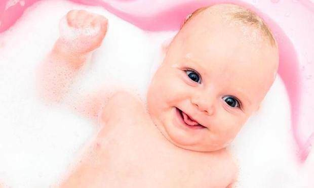 Hvordan får man et nyfødt bad?