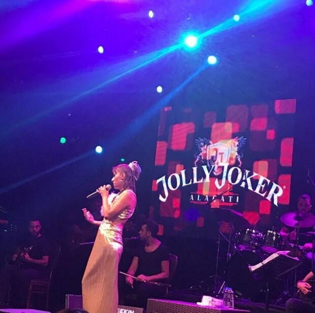 Yıldız Tilbe lavede en konto på koncerten!