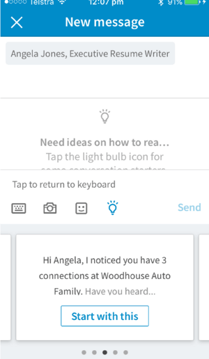 LinkedIn-mobilappen giver samtale startere baseret på den forbindelse, du vil sende en besked til.