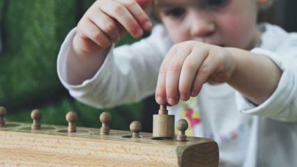 Hvad er Montessori-uddannelse? 29 uddannelsesmaterialer, der forbedrer børns sanser